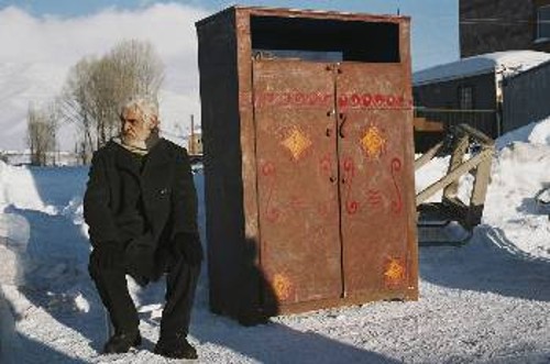 Ο γέρος (Ρομίκ Αβινιάν) και η ντουλάπα για «σκότωμα»