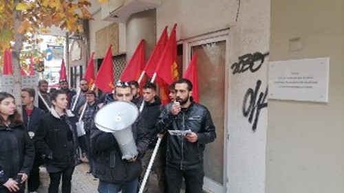 Τιμητική πλακέτα τοποθέτησε η ΟΠ Κεντρικής Μακεδονίας της ΚΝΕ στην οδό 28ης Οκτωβρίου (πρώην Ιταλίας) όπου ιδρύθηκε η ΟΚΝΕ