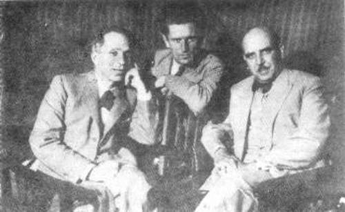 1935. Μόσχα. Με τον Δ. Γληνό (δεξιά) και τον Κανονίδη, διευθυντή του ελληνικού θεάτρου του Σοχούμ, στο συνέδριο Σοβιετικών συγγραφέων