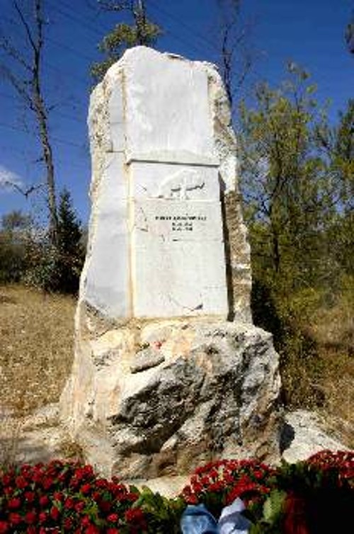 Το μνημείο στον τόπο εκτέλεσης του Ν. Πλουμπίδη