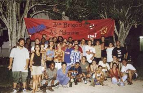 Στην ανάπαυλα από τη δουλειά, τα μέλη της μπριγάδας της ΚΝΕ αγκαλιά με Κουβανούς συντρόφους και άλλους μπριγαδίστες