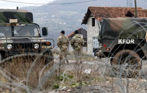 ΝΑΤΟικές δυνάμεις σε σημείο ελέγχου κοντά στα σύνορα της Σερβίας με το Κόσοβο
