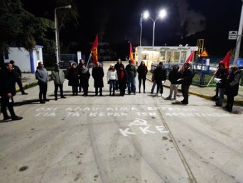 Από την παρέμβαση της Οργάνωσης του ΚΚΕ στην πύλη του εργοστασίου