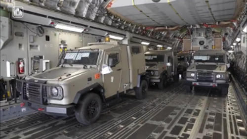 Μεταγωγικό των ΗΠΑ μετέφερε τεθωρακισμένα οχήματα για τον κατοχικό στρατό