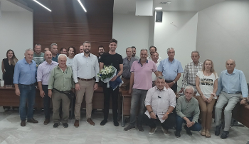 Ο Ολυμπιονίκης της κολύμβησης Απ. Χρήστου με τον δήμαρχο Πετρούπολης Β. Σίμο και τα μέλη του Δημοτικού Συμβουλίου