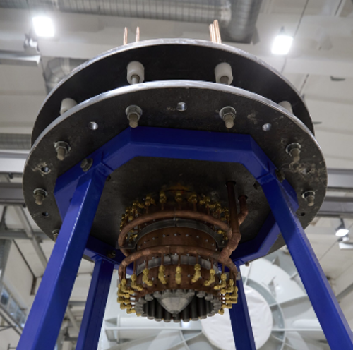 Το ικρίωμα δοκιμής του νέου ρωσικού πυρηνικού κινητήρα πλάσματος, με τον κινητήρα να κρέμεται στο κάτω μέρος του