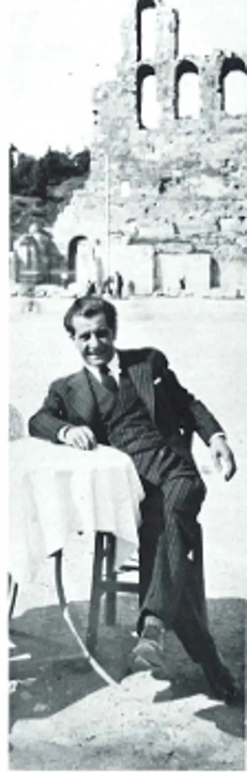 Ο Αντώνης Γιαννίδης απολαμβάνει τη λιακάδα, το 1933, στο καφενεδάκι που ήταν μπροστά στο Ωδείο Ηρώδου του Αττικού (αρχείο περιοδικού «Θέατρο»)