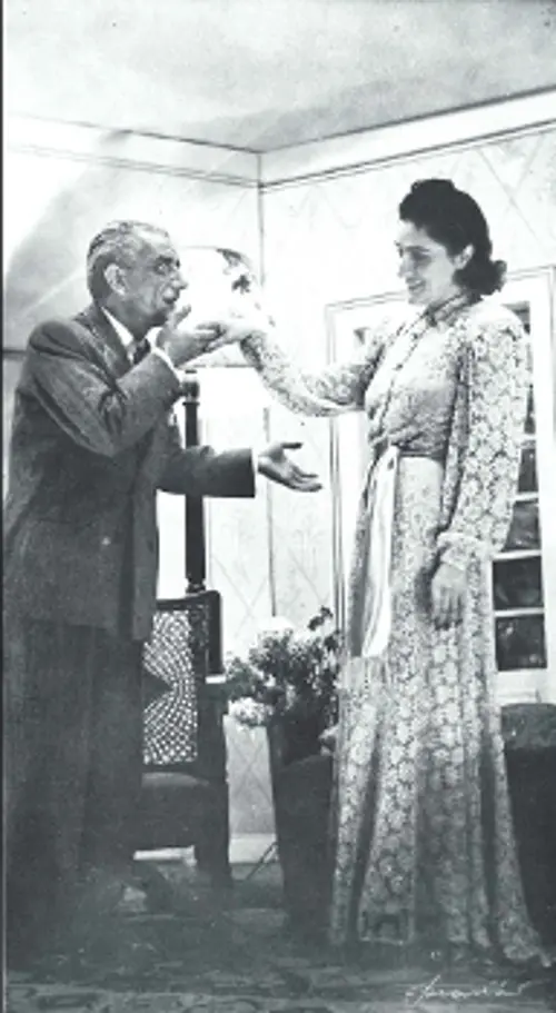 Χειροφίλημα στην Μιράντα. Με τον θίασο της, τον κατοχικό χειμώνα 1941 - 1942, στο έργο «Το μυστικό της Μπεάτας» (αρχείο περιοδικού «Θέατρο»)