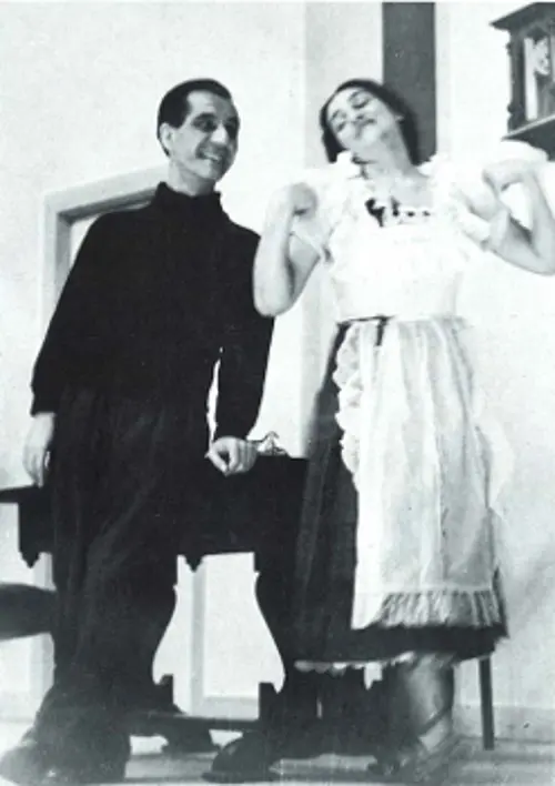 Με την ίδια ηθοποιό, την ίδια θεατρική περίοδο, πρωταγωνιστεί ως Αποστόλης στην «Αγγελίνα» της ποιήτριας Λιλής Ιακωβίδη (αρχείο περιοδικού «Θέατρο»)