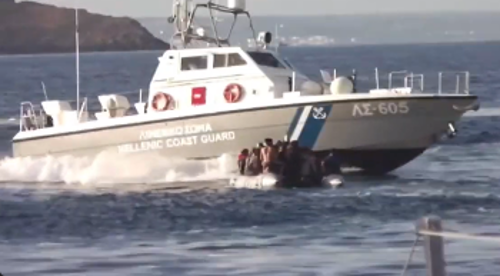 Σκάφος του Λιμενικού σταματά με απόνερα φουσκωτό