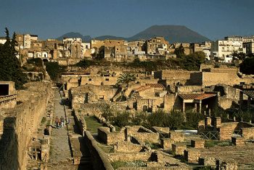 Στις χαμηλότερες πλαγιές του Βεζούβιου βρίσκεται η αρχαία πόλη Ηράκλεια