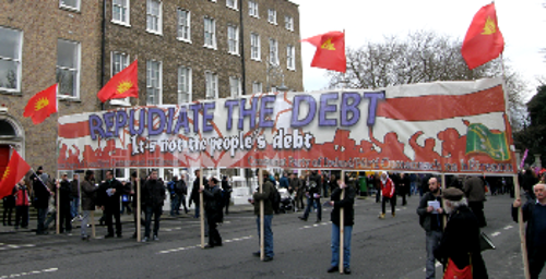 Από τη διαδήλωση στο Δουβλίνο το πανό του ΚΚ Ιρλανδίας με σύνθημα: «Δεν αναγνωρίζουμε το χρέος, δεν είναι του λαού»