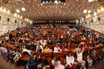 Με παιδικά χαμόγελα και κέφι γέμισε η Αίθουσα Συνεδρίων της ΚΕ στη συναυλία