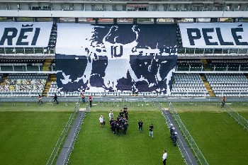 Η σορός του Πελέ μεταφέρεται στο γήπεδο της Σάντος για να τεθεί σε λαϊκό προσκύνημα