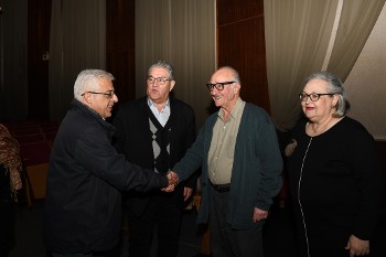 Ο Δ. Κουτσούμπας και ο Ν. Σοφιανός συγχαίρουν τον σκηνοθέτη και ηθοποιό της παράστασης Θανάση Παπαγεωργίου. Στα δεξιά η δημοσιογράφος Εύα Νικολαϊδου