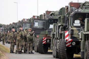 Οι χώρες της ΕΕ και η Βρετανία συζητούν την ανάπτυξη έως και 100.000 στρατιωτών στην Ουκρανία