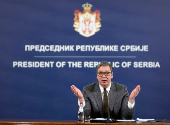 Τις έντονες «προειδοποιήσεις» από ΗΠΑ και ΕΕ για τις συνέπειες σε περίπτωση απόρριψης του σχεδίου τους επανέλαβε ο Αλ. Βούτσιτς