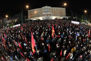 Συγκέντρωση της ΚΝΕ στο Σύνταγμα