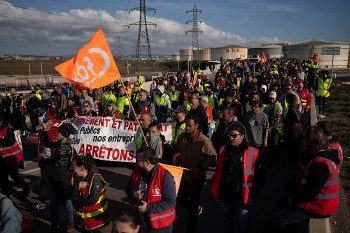 Μετά την πόλη η διαδήλωση μεταφέρθηκε στη Φος, έξω από τις δεξαμενές πετρελαίου
