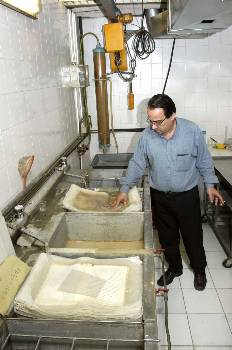 Ο Π. Μαυραντώνης στο εργαστήριο συντήρησης του Αρχείου