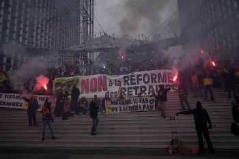 Από τον συμβολικό αποκλεισμό του Χρηματιστηρίου στο Παρίσι