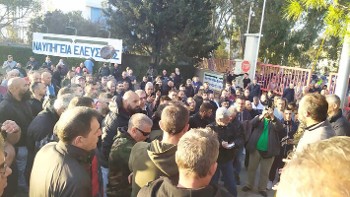 Εργαζόμενοι στα Ναυπηγεία Ελευσίνας συμμετέχουν μαζικά στην απεργία. Εκεί πρωτοστατούν οι κομμουνιστές συνδικαλιστές και όχι στις φιέστες για το ξεπάστρεμα των δικαιωμάτων τους