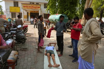 Ηλικιωμένος περιμένει έξω από νοσοκομείο στην Μπαλία, μήπως αδειάσει χώρος για να εισαχθεί...