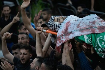 Ξεχείλισε η οργή στις κηδείες των νέων θυμάτων της κατοχικής βίας...