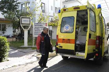 Οπως σε όλα τα νοσοκομεία της Αττικής, έτσι και στο Αττικόν, η εφημερία αποκαλύπτει ακόμα περισσότερο τη γύμνια σε προσωπικό και τις μεγάλες ελλείψεις (φώτο αρχείου)