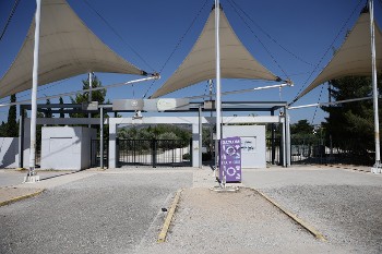 «Κλειδωθείτε μέσα» τα κρατικά μέτρα και για τον καύσωνα, μαζί με το λουκέτο στα πάρκα