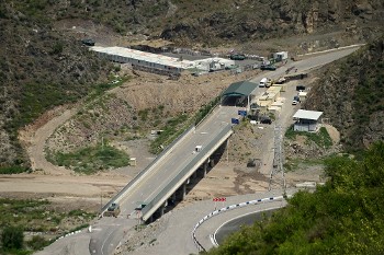 Σημείο ελέγχου στην περιοχή Λατσίν, όπου οι αζέρικες αρχές έχουν κλείσει τον μόνο διάδρομο που ενώνει το Ναγκόρνο Καραμπάχ με την Αρμενία