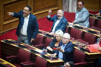 Πληρωμένες απαντήσεις πήραν στη Βουλή η κυβέρνηση και ο υπουργός της εργοδοσίας