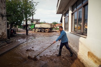 Μετά τις φωτιές οι κάτοικοι πνίγηκαν στις λάσπες