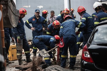 Από τις προσπάθειες απεγκλωβισμού του εργάτη στον Πειραιά