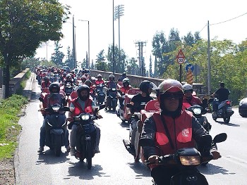 Αλλη μια μεγάλη «κόκκινη» διαδήλωση με τα δίκυκλα πραγματοποίησαν οι εργαζόμενοι διανομείς της «e-food»