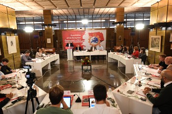 Το ΚΚΕ συνεργάζεται με δεκάδες ΚΚ, ιδιαίτερα αυτά με τα οποία υπάρχει συμφωνία σε βασικά στρατηγικά ζητήματα, υποστηρίζει την ανάγκη επαναστατικής ανασυγκρότησης του κομμουνιστικού κινήματος