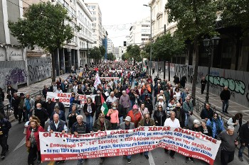 Η κεφαλή της πορείας πλησιάζει το υπουργείο Εργασίας. Η «ουρά» είναι ακόμα ψηλά στην Πανεπιστημίου