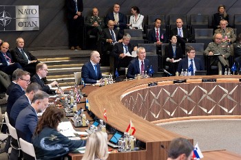 Στιγμιότυπο από τη συνάντηση των ΝΑΤΟικών