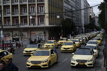 Συνεχίζουν τις κινητοποιήσεις οι οδηγοί ταξί. Στιγμιότυπο από τη χτεσινή μεγάλη αυτοκινητοπορεία στην Αθήνα