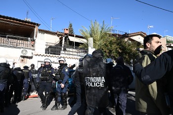 Πάνοπλοι αστυνομικοί είχαν επιστρατευτεί για να πετάξουν την οικογένεια από το σπίτι της