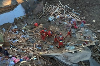 Ερευνες για επιζώντες στο χωριό Καοτάν, στην Τσινγκάι