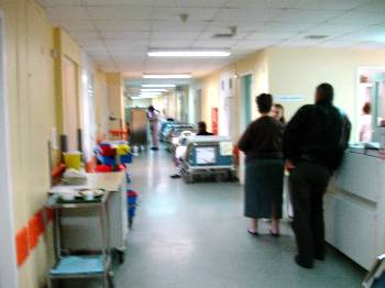 Στα νοσοκομεία της Θεσσαλίας οι ασθενείς αντιμετωπίζουν -όπως και στα υπόλοιπα- δυσκολίες στην πρόσβαση των υπηρεσιών (Στη φωτογραφία ράντζα απ' το νοσοκομείο Λάρισας)