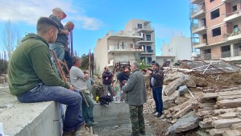 Σε γιαπιά στην Πάτρα φτάνει το απεργιακό κάλεσμα των οικοδόμων