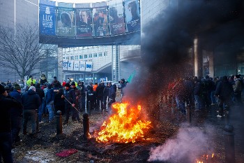 Μεγάλη αγροτική διαδήλωση έξω από το Ευρωκοινοβούλιο στις Βρυξέλλες