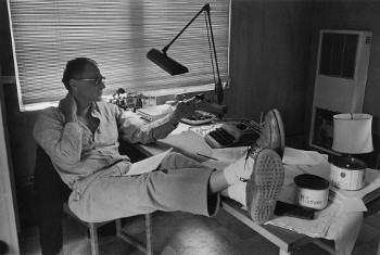 Ο Αρθουρ Μίλερ «παίζει» με το γραφείο του της αγροικίας του, σε στιγμές εργασίας και ραστώνης, στο Ρόξμπερι του Κονέκτικατ. Οι λήψεις ανήκουν στην τρίτη σύζυγό του, την Αυστριακή φωτογράφο Ινγκε Μόρατ