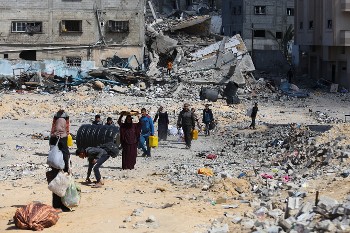 Οι κάτοικοι της Χαν Γιούνις προσπαθούν να επιβιώσουν μέσα στα συντρίμμια που αφήνουν οι ισραηλινοί βομβαρδισμοί