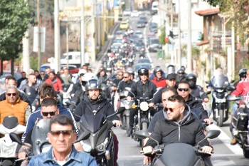 Με μηχανοκίνητη πορεία οι μεταλλεργάτες κατευθύνονται προς το υπουργείο Ναυτιλίας