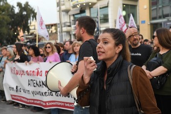 Η βουλευτής του ΚΚΕ Βιβή Δάγκα απευθύνεται στη συγκέντρωση