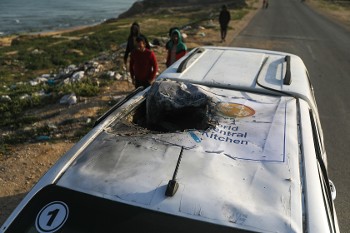 Το ένα από τα τρία οχήματα του κομβόι της WCK, χτυπημένο στην οροφή, ακριβώς στο εμφανές λογότυπο της οργάνωσης...
