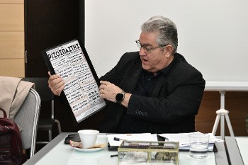 Ο Δ. Κουτσούμπας έδωσε στους μεταλλωρύχους κορνίζα με πρωτοσέλιδα του «Ριζοσπάστη» για τους αγώνες που ανέπτυξαν οι μεταλλωρύχοι της Χαλκιδικής τη δεκαετία του '70